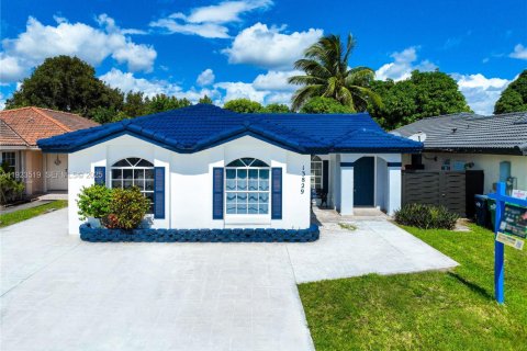 House in Miami, Florida 5 bedrooms, 179.77 sq.m. № 1977477 - photo 1