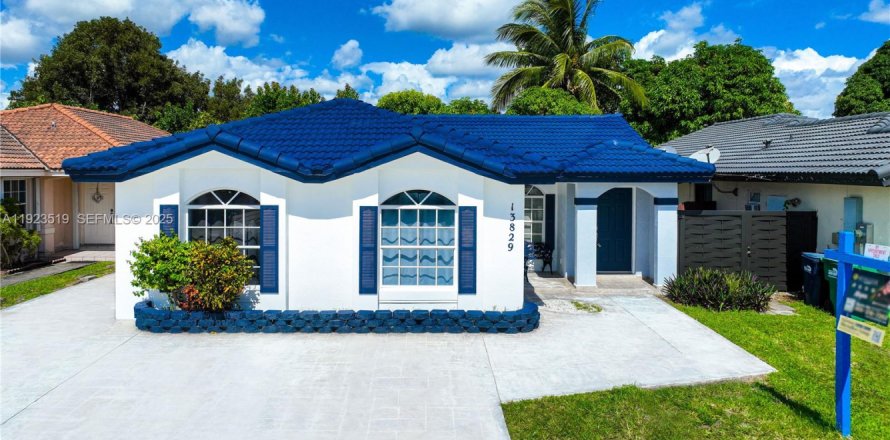 House in Miami, Florida 5 bedrooms, 179.77 sq.m. № 1977477