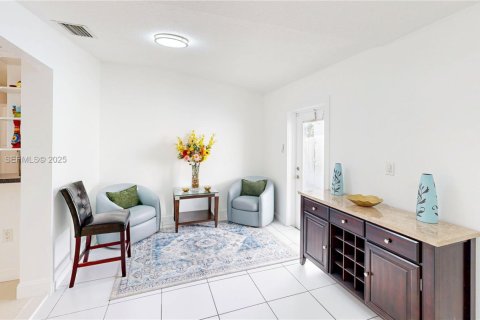 House in Miami, Florida 5 bedrooms, 179.77 sq.m. № 1977477 - photo 9