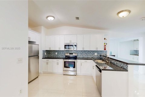 House in Miami, Florida 5 bedrooms, 179.77 sq.m. № 1977477 - photo 7