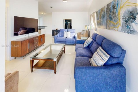 House in Miami, Florida 5 bedrooms, 179.77 sq.m. № 1977477 - photo 3