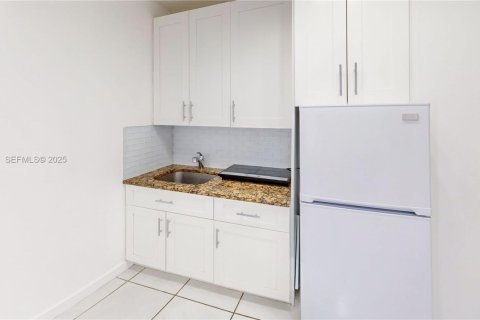 House in Miami, Florida 5 bedrooms, 179.77 sq.m. № 1977477 - photo 13