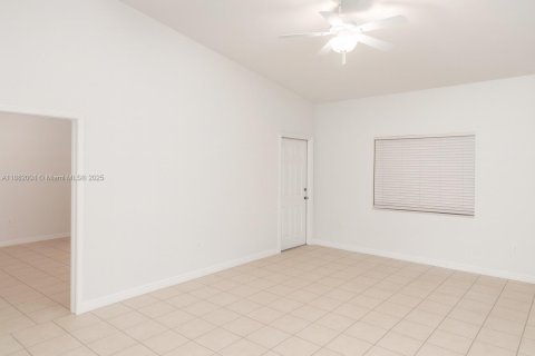 House in Hollywood, Florida 3 bedrooms, 115.76 sq.m. № 1924942 - photo 7