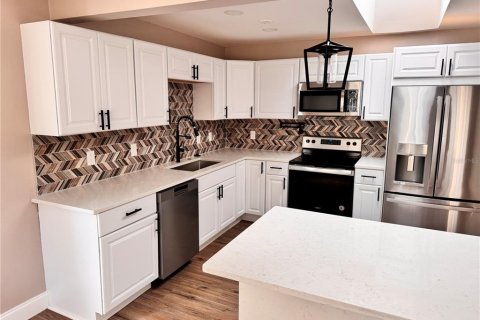 House in Tampa, Florida 3 bedrooms, 193.98 sq.m. № 1778255 - photo 3