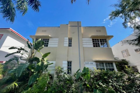 Condo in Miami Beach, Florida, 1 bedroom  № 1860676 - photo 1