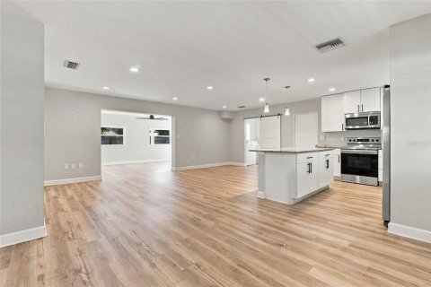Villa ou maison à vendre à Sarasota, Floride: 2 chambres, 133.69 m2 № 2429258 - photo 12
