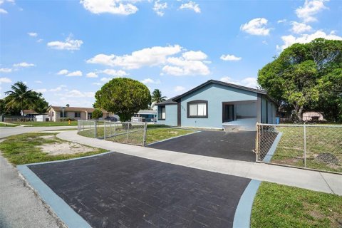 Villa ou maison à vendre à Miami Gardens, Floride: 4 chambres, 161.84 m2 № 2190622 - photo 3