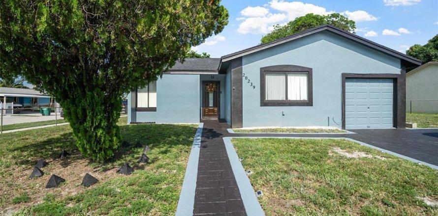 Villa ou maison à Miami Gardens, Floride 4 chambres, 161.84 m2 № 2190622