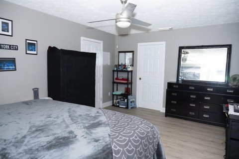 House in Port St. Lucie, Florida 4 bedrooms, 160.26 sq.m. № 2406061 - photo 21