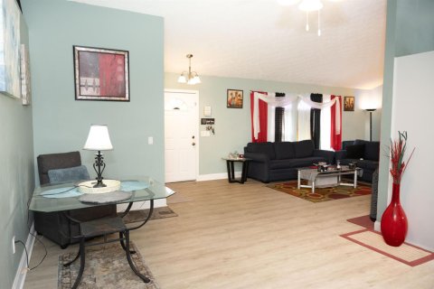 House in Port St. Lucie, Florida 4 bedrooms, 160.26 sq.m. № 2406061 - photo 7