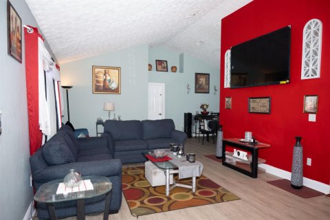 House in Port St. Lucie, Florida 4 bedrooms, 160.26 sq.m. № 2406061 - photo 5