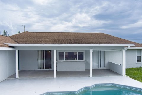 House in Port St. Lucie, Florida 4 bedrooms, 160.26 sq.m. № 2406061 - photo 24