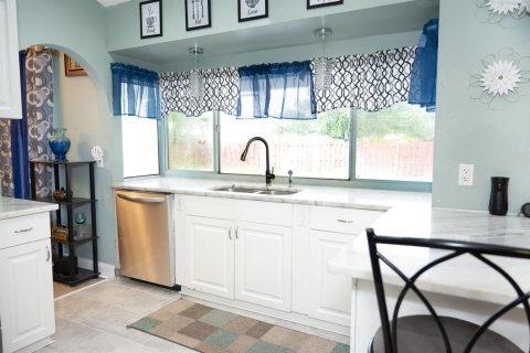 House in Port St. Lucie, Florida 4 bedrooms, 160.26 sq.m. № 2406061 - photo 11
