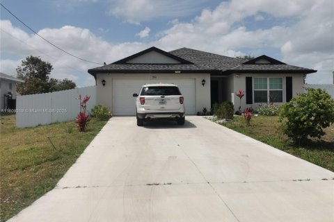 Villa ou maison à vendre à Cape Coral, Floride: 4 chambres, 168.06 m2 № 1959730 - photo 1