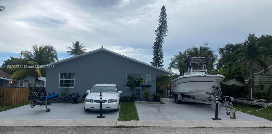 Commercial property in Dania Beach, Florida 236.71 sq.m. № 1814887