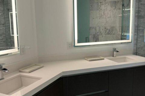 Condo in Miami, Florida, 2 bedrooms  № 2252445 - photo 6
