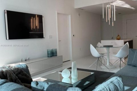Condo in Miami, Florida, 2 bedrooms  № 2252445 - photo 2