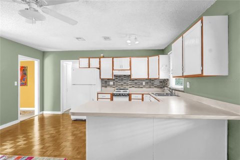 House in DeLand, Florida 3 bedrooms, 76.92 sq.m. № 1620702 - photo 7