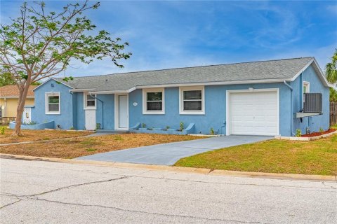 Casa en venta en Madeira Beach, Florida, 3 dormitorios, 106.56 m2 № 1771314 - foto 1