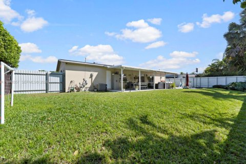 Villa ou maison à vendre à Hialeah, Floride: 3 chambres, 119.84 m2 № 2050955 - photo 24