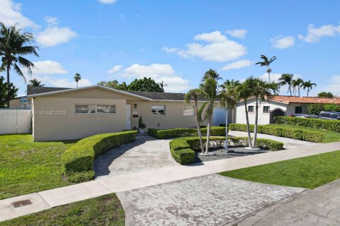 Купить виллу или дом в Хайалиа, Флорида 3 спальни, 119.84м2, № 2050955 - фото 1