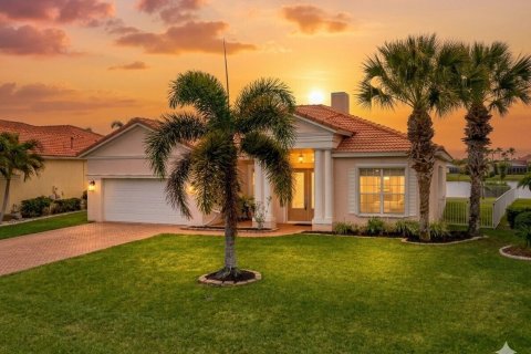 House in Port St. Lucie, Florida 3 bedrooms, 209.96 sq.m. № 2173870 - photo 2