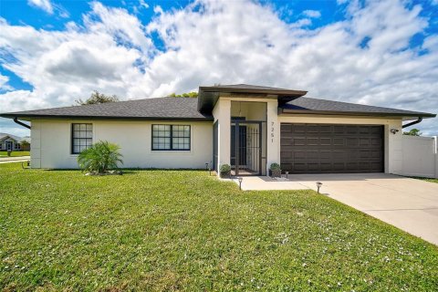 House in Englewood, Florida 3 bedrooms, 124.67 sq.m. № 1580108 - photo 1
