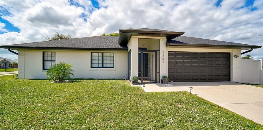House in Englewood, Florida 3 bedrooms, 124.67 sq.m. № 1580108