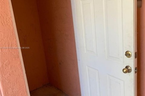 Снять в аренду виллу или дом в Майами, Флорида 2 спальни, 69.68м2, № 1948659 - фото 12