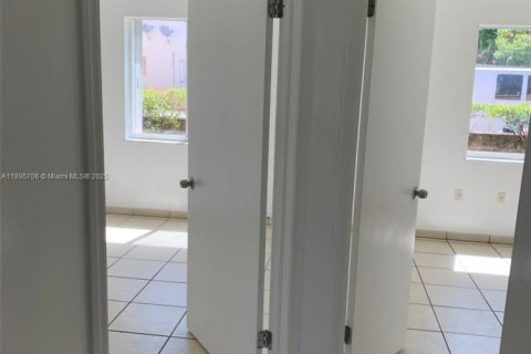 Снять в аренду виллу или дом в Майами, Флорида 2 спальни, 69.68м2, № 1948659 - фото 5