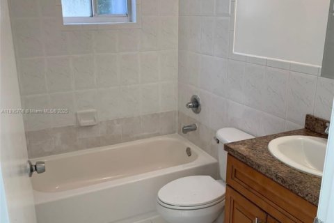 Снять в аренду виллу или дом в Майами, Флорида 2 спальни, 69.68м2, № 1948659 - фото 7