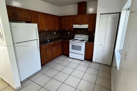 Снять в аренду виллу или дом в Майами, Флорида 2 спальни, 69.68м2, № 1948659 - фото 4