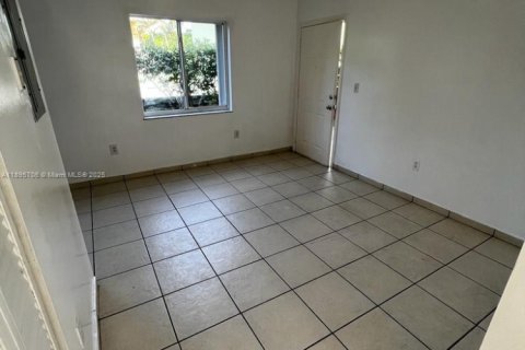 Снять в аренду виллу или дом в Майами, Флорида 2 спальни, 69.68м2, № 1948659 - фото 9