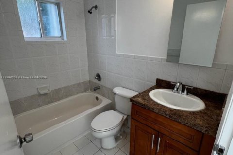 Снять в аренду виллу или дом в Майами, Флорида 2 спальни, 69.68м2, № 1948659 - фото 6