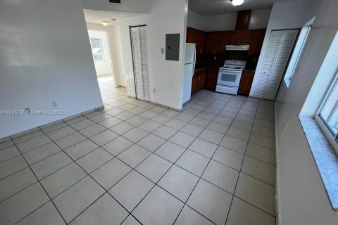 Снять в аренду виллу или дом в Майами, Флорида 2 спальни, 69.68м2, № 1948659 - фото 3