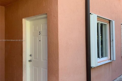 Снять в аренду виллу или дом в Майами, Флорида 2 спальни, 69.68м2, № 1948659 - фото 11