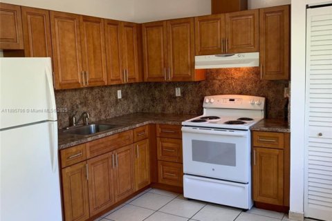 Снять в аренду виллу или дом в Майами, Флорида 2 спальни, 69.68м2, № 1948659 - фото 1