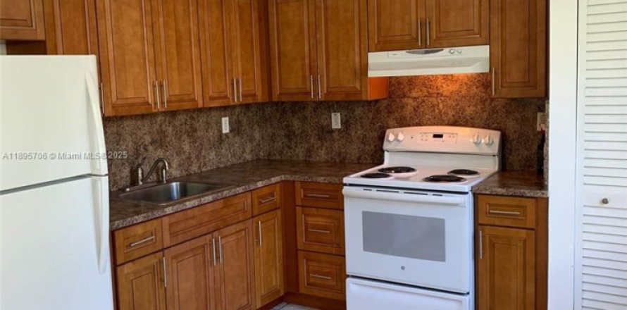 Дом в Майами, Флорида 2 спальни, 69.68м2 № 1948659