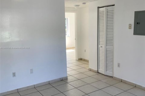 Снять в аренду виллу или дом в Майами, Флорида 2 спальни, 69.68м2, № 1948659 - фото 8