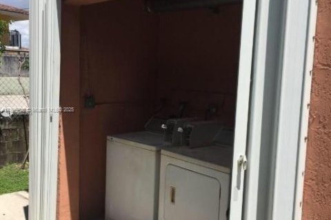 Снять в аренду виллу или дом в Майами, Флорида 2 спальни, 69.68м2, № 1948659 - фото 15