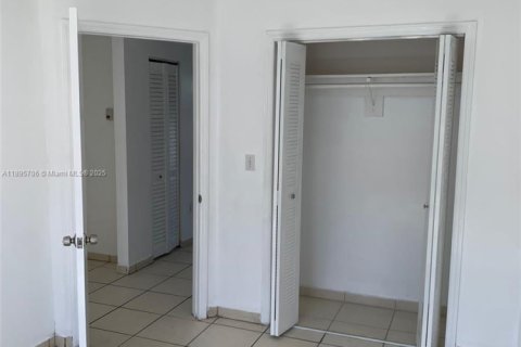 Снять в аренду виллу или дом в Майами, Флорида 2 спальни, 69.68м2, № 1948659 - фото 13