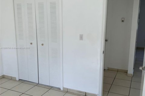 Снять в аренду виллу или дом в Майами, Флорида 2 спальни, 69.68м2, № 1948659 - фото 10