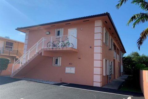 Снять в аренду виллу или дом в Майами, Флорида 2 спальни, 69.68м2, № 1948659 - фото 16