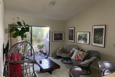 Condo in Hialeah, Florida, 1 bedroom  № 1927293 - photo 1
