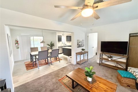 House in Tavares, Florida 3 bedrooms, 107.02 sq.m. № 1904637 - photo 15