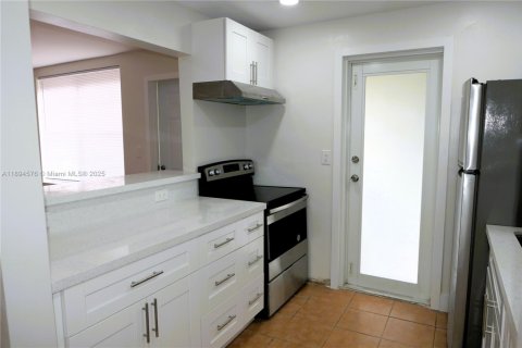 Copropriété à louer à Hollywood, Floride: 2 chambres, 79.9 m2 № 1947042 - photo 5