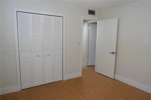 Copropriété à louer à Hollywood, Floride: 2 chambres, 79.9 m2 № 1947042 - photo 11