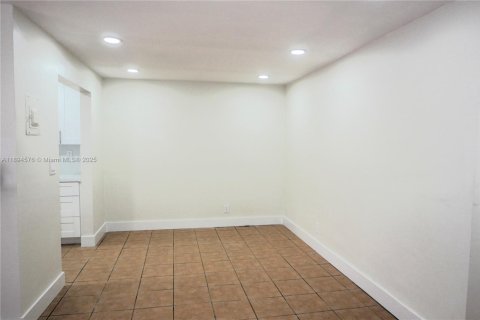 Copropriété à louer à Hollywood, Floride: 2 chambres, 79.9 m2 № 1947042 - photo 3