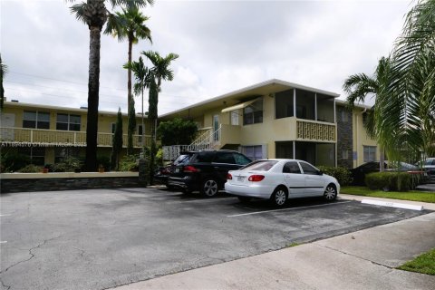 Copropriété à louer à Hollywood, Floride: 2 chambres, 79.9 m2 № 1947042 - photo 2