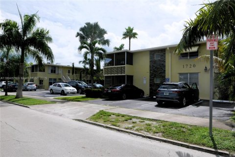 Copropriété à louer à Hollywood, Floride: 2 chambres, 79.9 m2 № 1947042 - photo 1